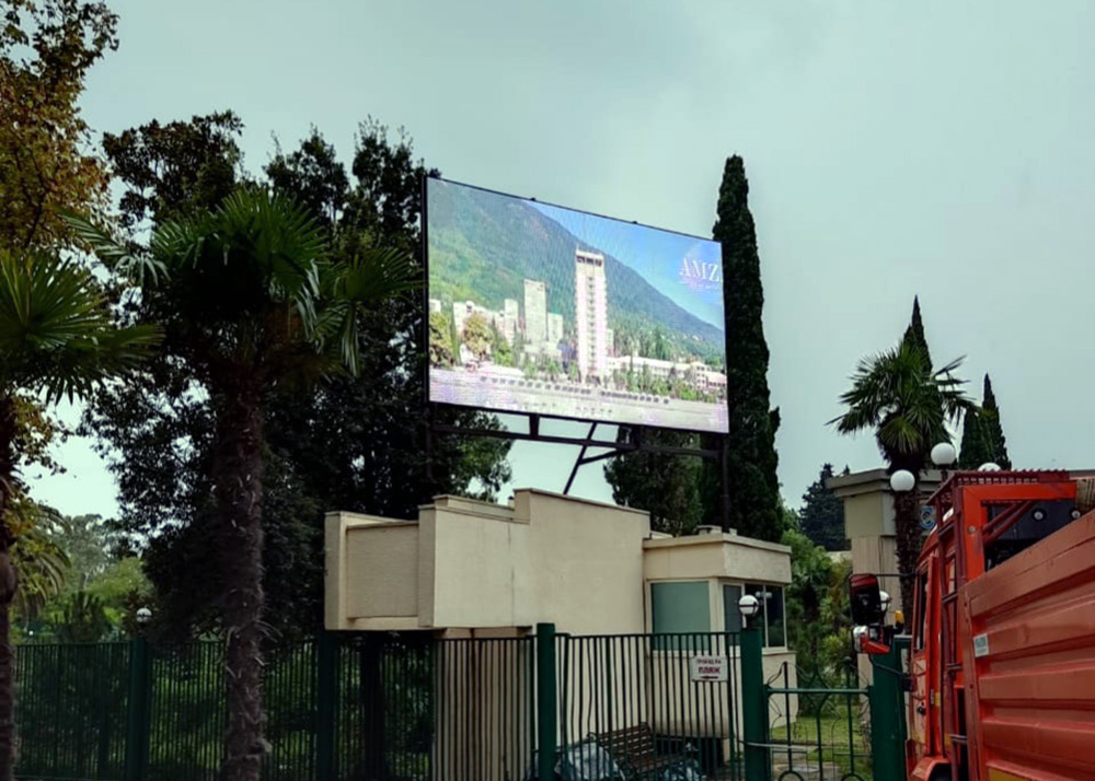 Рекламныи LED экран на витражном фасаде торгового центра_.jpg Рекламныи LED экран на витражном фасаде торгового центра_.jpg