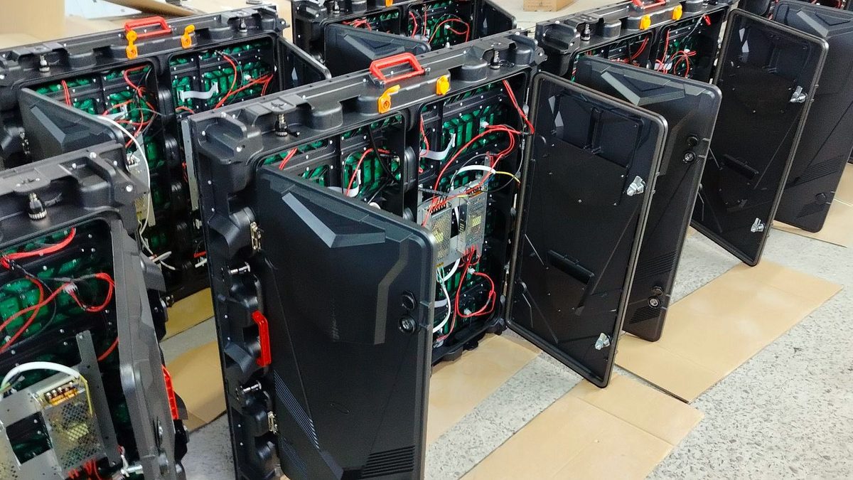 Открытые кабинеты уличного LED-экрана с блоками питания и проводкой внутри, цех сборки МЕДИА-ЛЭД