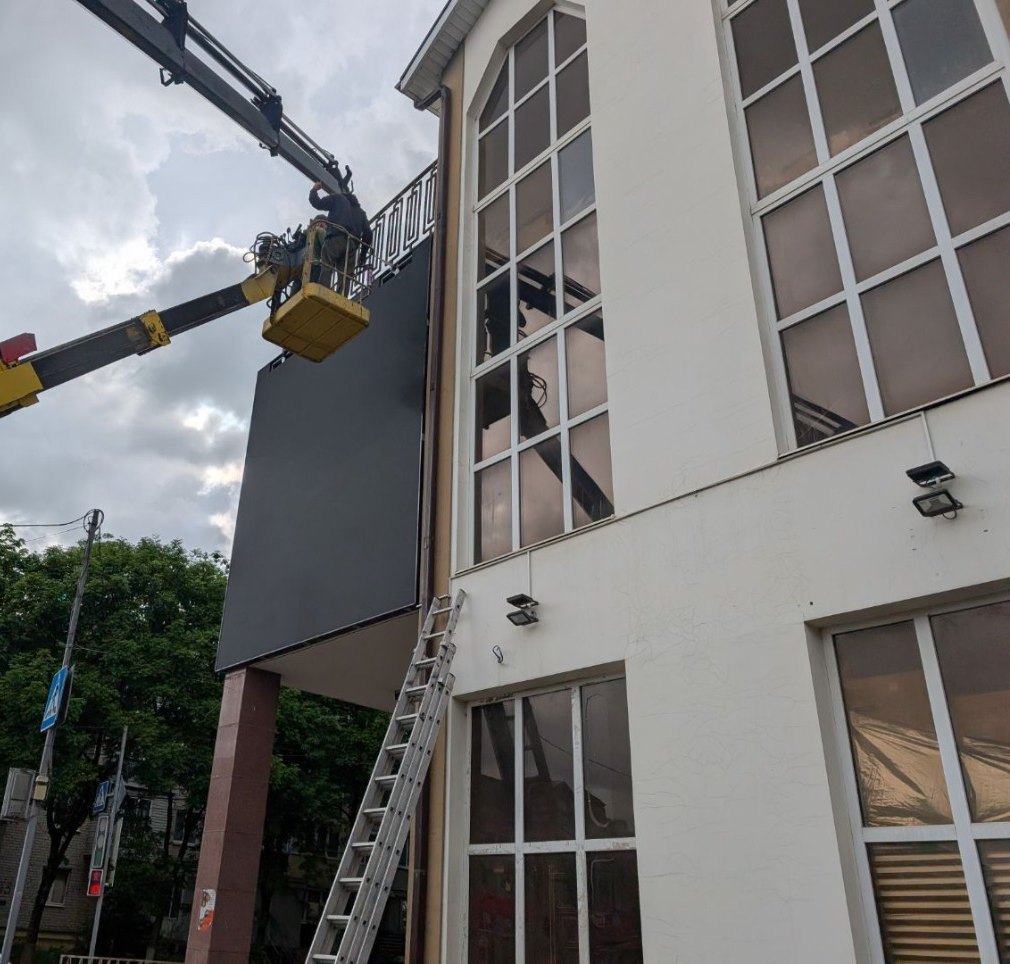 Монтаж светодиодного экрана на стене здания с помощью автовышки